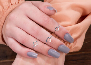 Mãos femininas com anéis falange em prata nos dedos