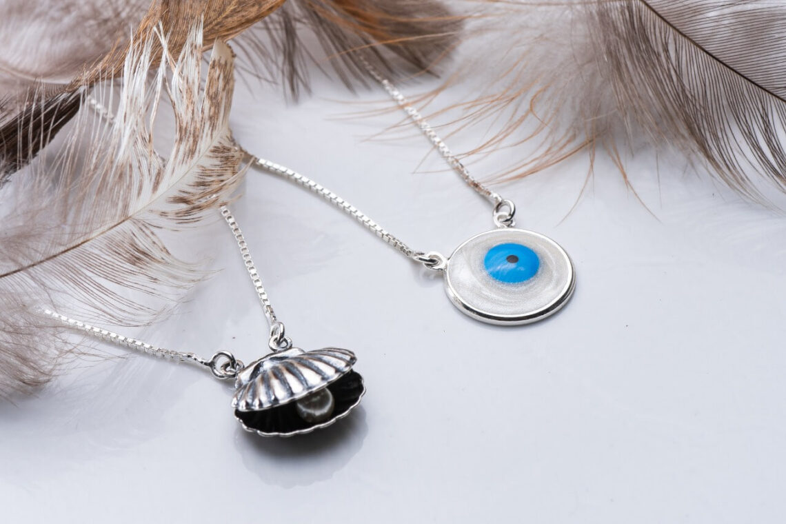 2 colares de prata 925 sobre a bancada