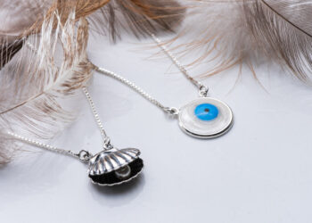 2 colares de prata 925 sobre a bancada