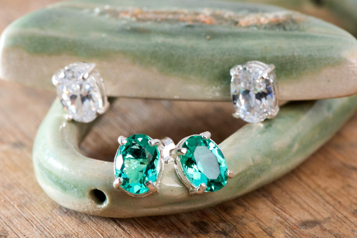 Brincos de prata com pedras preciosas