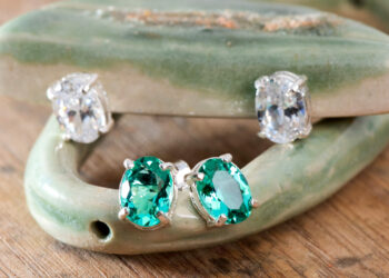 Brincos de prata com pedras preciosas