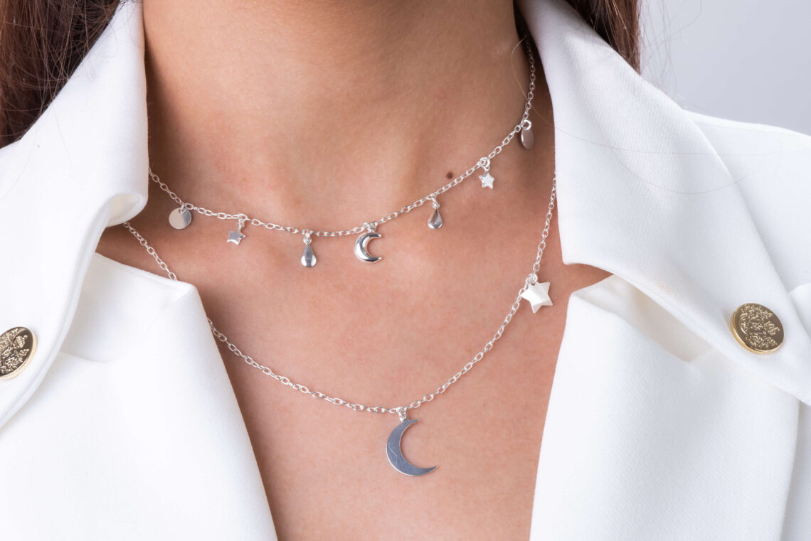 Pescoço feminino com gargantilha choker prata.