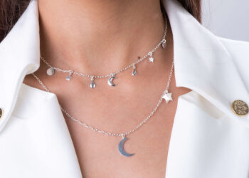 Pescoço feminino com gargantilha choker prata.