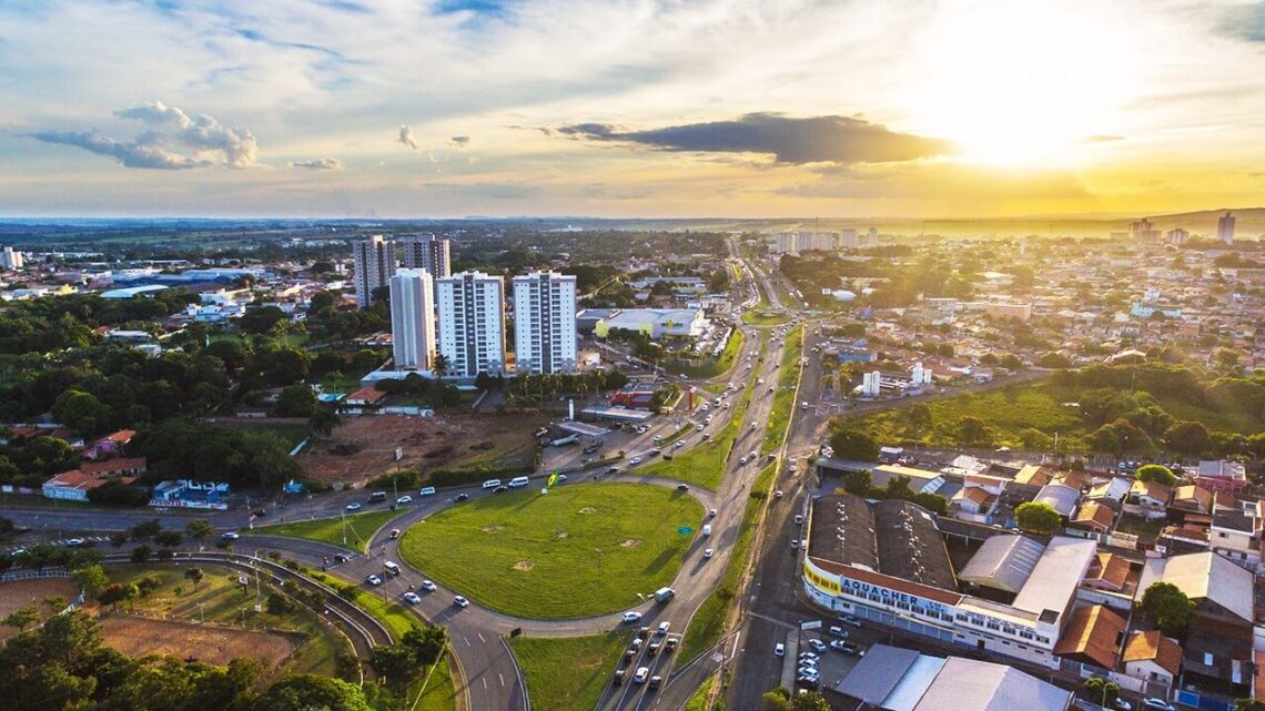 Cidade de Limeira em dia ensolarado: vista de cima da capital das joias de prata atacado.