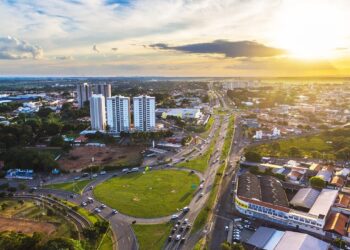 Cidade de Limeira em dia ensolarado: vista de cima da capital das joias de prata atacado.