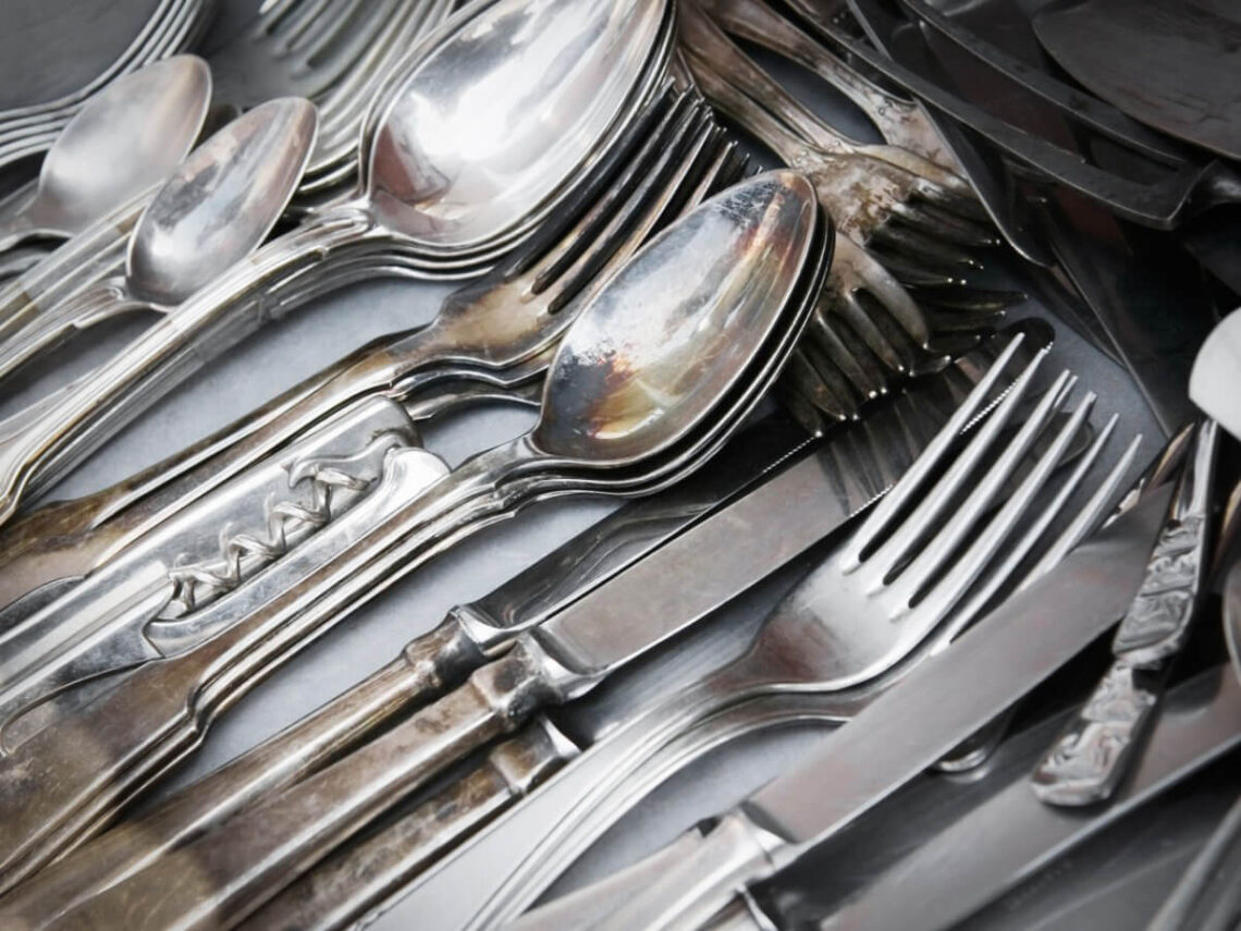 Talheres de prata (colheres, garfos e facas).