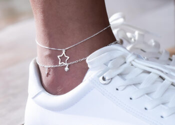 Modelo usando tênis branco e tornozeleira prata 925