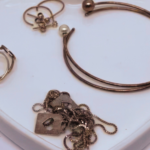 Por que a prata fica com cor de cobre?