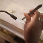 Qual a diferença entre ourives, joalheiro e quem fabrica joias?