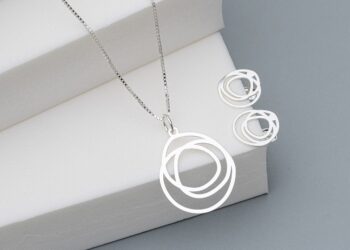 Joias em Prata Minimalistas_ Elegância e Sofisticação no Dia a Dia