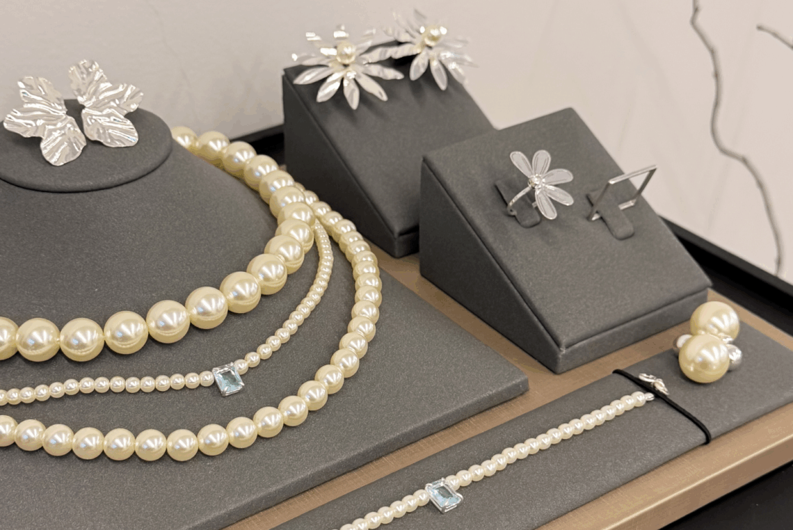 Como combinar colares de prata em camadas para aumentar vendas