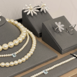 Como combinar colares de prata em camadas para aumentar vendas