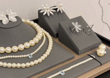 Como combinar colares de prata em camadas para aumentar vendas