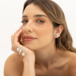 Brincos pequenos de prata: por que são os mais buscados no dia a dia